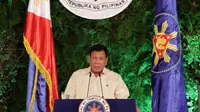 Presiden terpilih Filipina Rodrigo Duterte memberikan pidato usai dilantik di Istana Malacanang di Manila, Filipina, Kamis (30/6). Rodrigo mengatakan akan menerima mandat rakyat itu dengan kerendahan hati. (REUTERS/Erik De Castro)