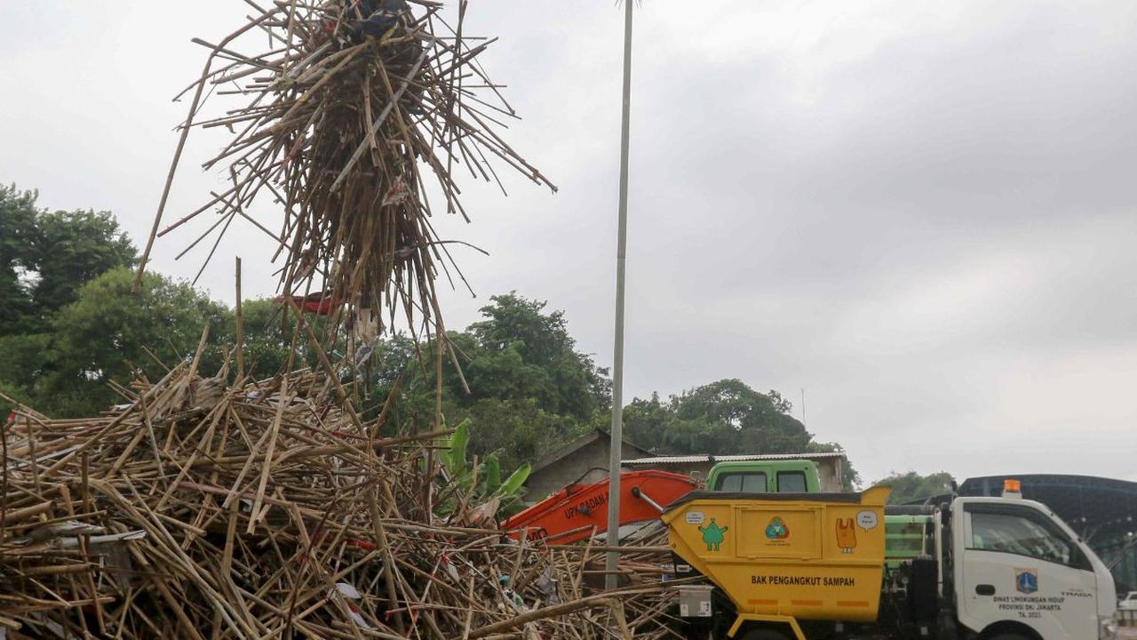Tumpukan bambu yang merupakan limbah alat peraga kampanye dipindahkan menggunakan alat berat di&nbsp;tempat penyaringan sampah di TB Simatupang, Jakarta, Jumat (16/2/2024).&nbsp;Dinas Lingkungan Hidup (DLH) DKI Jakarta mengumpulkan&nbsp;sampah alat peraga