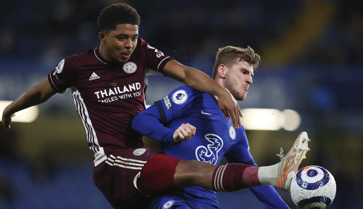 Bek Leicester City, Wesley Fofana dan penyerang Chelsea, Timo Werner berebut bola dalam laga pekan ke-37 Liga Inggris di Stamford Bridge, London, Rabu (19/5/2021) dinihari WIB. Chelsea menang 2-1 saat menjamu Leicester City. (Catherine Ivill/Pool via AP)