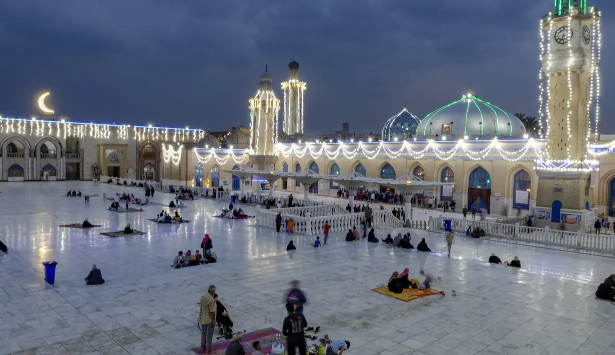 Umat Muslim berkumpul untuk makan buka puasa umum gratis pada hari pertama Ramadhan di Masjid Sheikh Abdul Qader Gilani di Baghdad, Irak, Kamis, 23 Maret 2023.  (AP Photo/Hadi Mizban)