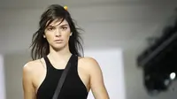 Tingkah Unik Kendall Jenner Saat di Belakang Panggung NYFW