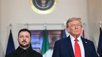 Presiden Amerika Serikat Donald Trump dan Presiden Ukraina Volodymyr Zelenskyy di Cross Hall Gedung Putih Washington D.C, pada Senin (18/8/2025) (Dok. AFP/Andrew Caballero-Reynolds).