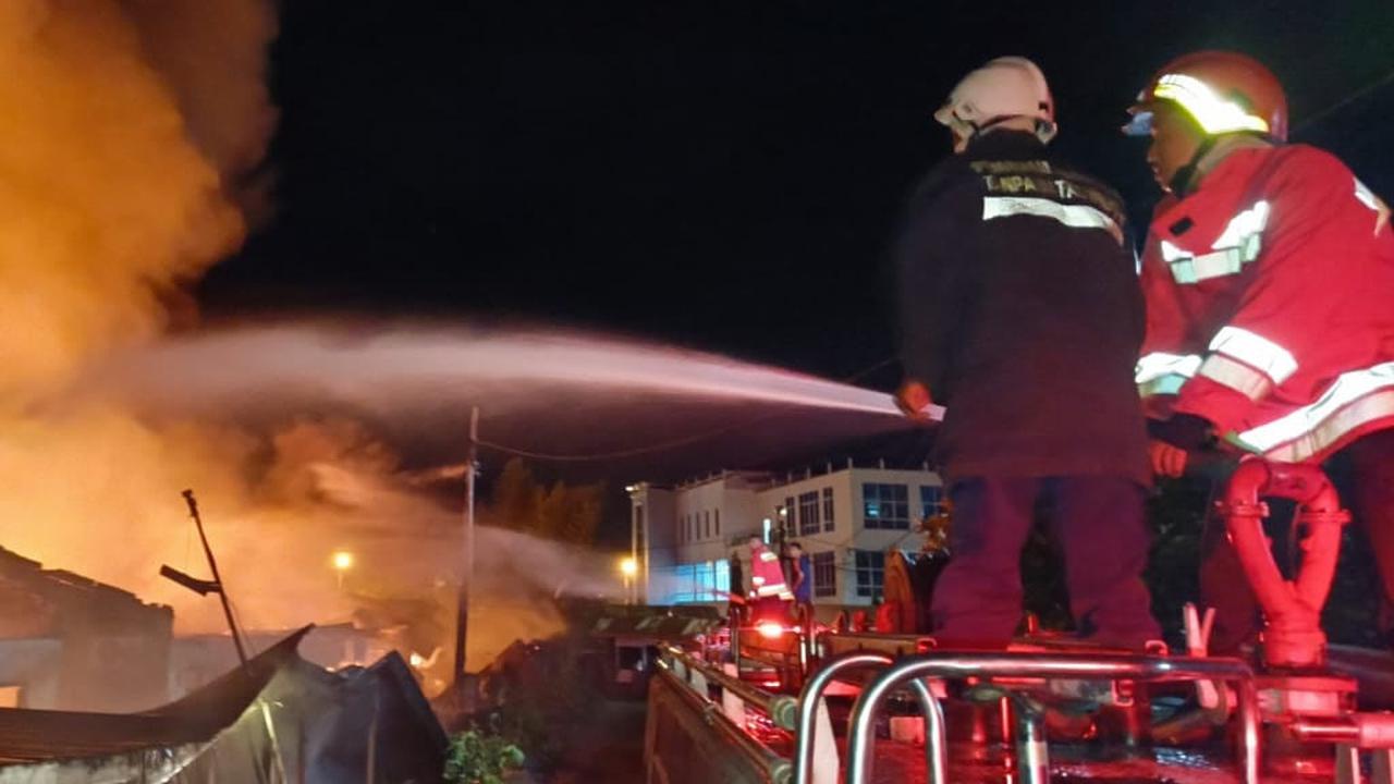 10 Rumah di Asrama Polisi Lamteumen Banda Aceh Terbakar