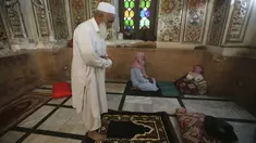 Itikaf bertujuan meraih malam kemuliaan, dengan membaca Al-Quran, salat Tahajud, dan berzikir. (AP Photo/Muhammad Sajjad)