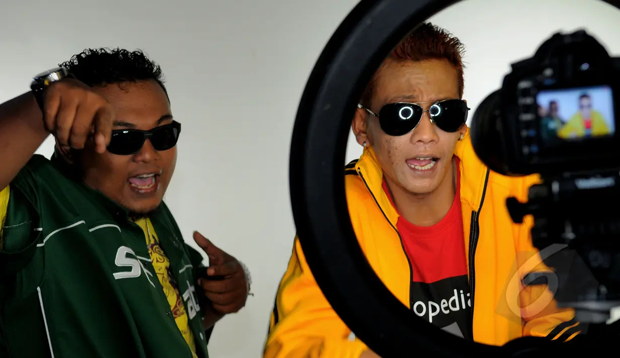  Duo rapper The Best Man saat proses syuting pembuatan videoklip single terbaru dari Septy Sanustika, 'Playboy Cap Sisir' di kawasan Ciputat, Tangerang Selatan, Senin (16/3/2015). (Liputan6.com/Faisal R Syam)