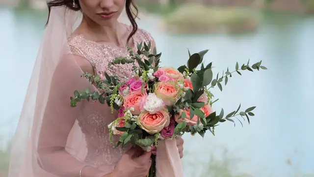 Nggak Kalah Cantik dengan Putih, Ini Lho Warna Gaun Pengantin yang Trending di Tahun 2021