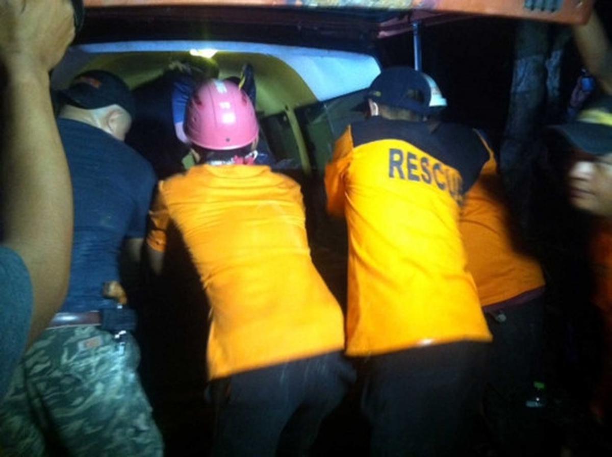 Kerja keras Tim SAR evakuasi korban longsor di Pantai Sadranan
