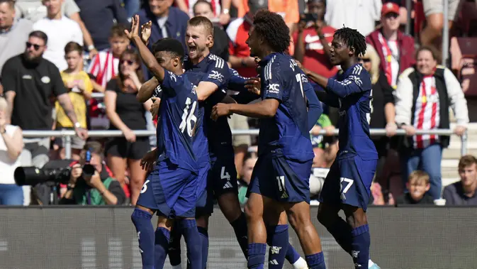 Pemain Manchester United merayakan gol yang dicetak oleh  Matthijs de Ligt (tengah) pada laga lanjutan Liga Inggris 2023/2024 melawan Southampton di St Mary's Stadium, Southampton, Inggris, Sabtu (14/09/2024). (AP Photo/Alastair Grant)