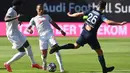 Gelandang Bayern Munchen, Thiago Alcantara dan Alphonso Davies berebut bola dengan penyerang Marseille, Florian Thauvin, pada laga persahabatan di Allianz Arena, Sabtu (1/8/2020) dini hari WIB. Bayern Munchen menang 1-0 atas Marseille. (AFP/Christof Stache/various sources)