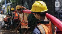 Pekerja informal melakukan pengerjaan menarik kabel di Jakarta, Kamis (2/12/2021). Kementerian Ketenagakerjaan (Kemnaker) menegaskan tidak hanya menyiapkan program bagi pekerja formal seperti Bantuan Subsidi Upah (BSU), tetapi juga bagi pekerja informal. (Liputan6.com/Johan Tallo)