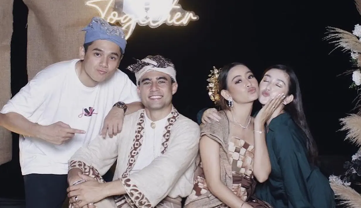23 Maret 2023, Ranty Maria dan Rayn Wijaya hadiri pernikahan Laura Theux dan Indra Brotolaras di Bali. Sahabatnya menikah, Ranty Maria dan Rayn turut bahagia atas pernikahan Laura dan Indra. Hal tersebut terpancar jelas di wajah Ranty dan Rayn ketika foto bareng. Foto satu tahun yang lalu, kini Ranty Maria sudah dilamar Rayn Wijaya dan akan segera menikah. (Liputan6.com/IG/rantymaria)
