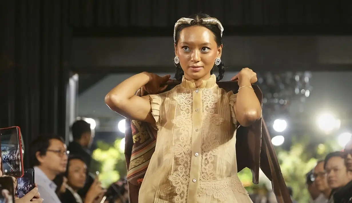 Asmara Abigail memeragakan busana karya Denny Irawan. (Bambang E Ros/Fimela.com)