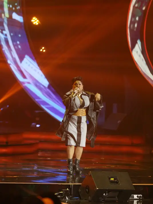 Selain tampil sendiri, malam itu Joan juga berkesempatan kolaborasi dengan Rizky Febian. Keduanya membawakan lagu Cukup Tau. (Nurwahyunan/Bintang.com)