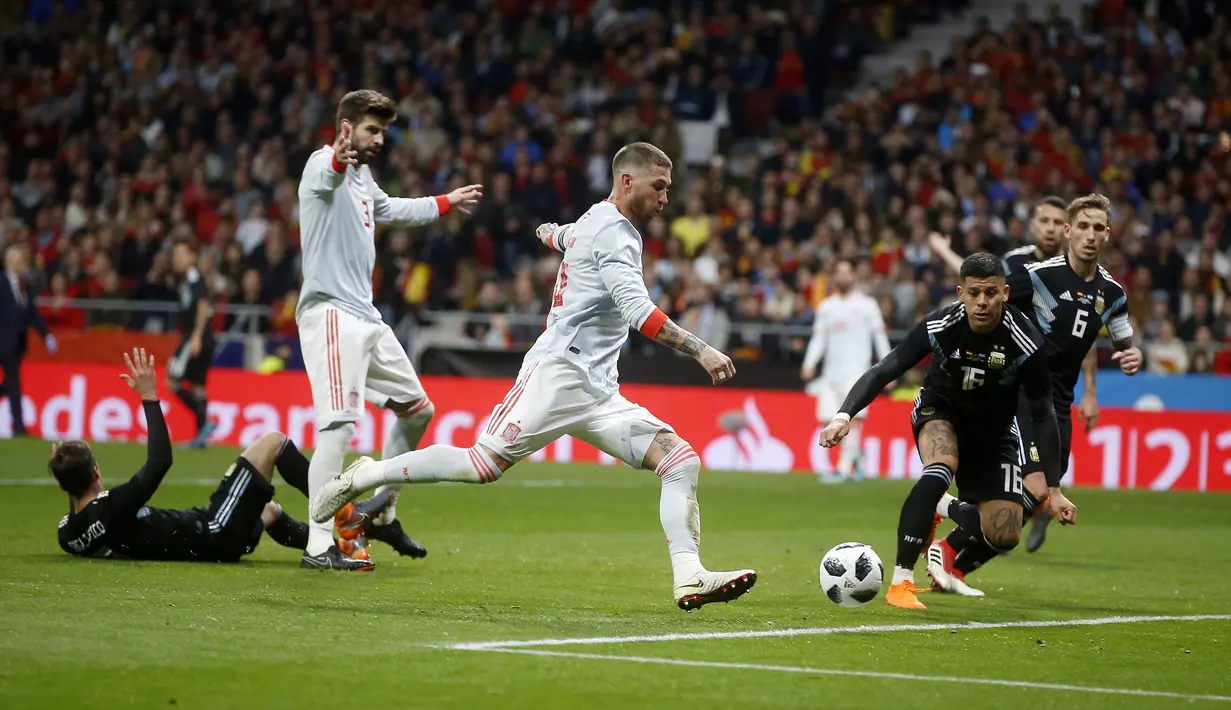 Sergio Ramos menjadi pemain termuda Spanyol dengan usia 18 tahun saat melakukan debut bersama Spanyol. (AP/Paul White)