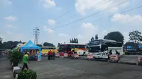 Pantauan suasana mudik di Terminal Kampung Rambutan, Jakarta Timur, Minggu (7/4/2024). (Merdeka.com/ Bachtiarudin Alam)