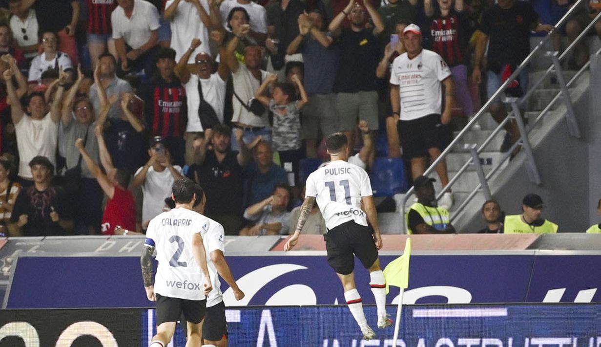 Pemain AC Milan, Christian Pulisic, melakukan selebrasi setelah mencetak gol ke gawang Bologna pada pekan pertama Serie A di Stadion Renato Dall'Ara, Selasa (22/8/2023). AC Milan menang dua gol tanpa balas. (Massimo Paolone/LaPresse via AP)
