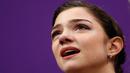 Tangis atlet skating asal Rusia, Evgenia Medvedeva saat skornya dikalahkan oleh rekan senegaranya Alina Zagitova di Olimpiade Musim Dingin Pyeongchang 2018 di Ice Arena, Gangneung, Korea Selatan, Jumat (23/2). (AP Foto/Bernat Armangue)