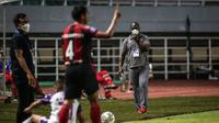 Pelatih Persipura Jayapura, Jacksen F. Tiago saat laga pekan pertama BRI Liga 1 2021/2022 melawan Persita Tangerang di Stadion Pakansari, Bogor, Sabtu (28/08/2021). Persipura kalah 1-2. (Bola.com/Bagaskara Lazuardi)