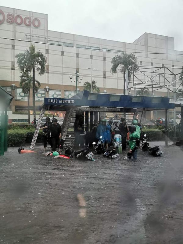 Ruas Jalan Asia-Afrika tepatnya di depan Plaza Senayan, Jakarta Pusat terendam banjir, Selasa (17/12/2019). (Istimewa)