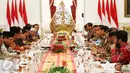 Presiden Joko Widodo (Jokowi) menggelar pertemuan bersama pimpinan lembaga negara di Istana Merdeka, Jakarta, Selasa (14/3). Pada pertemuan tersebut, Jokowi menyampaikan pentingnya bersinergi untuk menghadapi tantangan global. (Liputan6.com/Angga Yuniar)