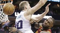 Bintang Cleveland Cavaliers, LeBron James, mengalami cedera mata saat timnya mengalahkan Charlotte Hornets 112-105 dalam lanjutan kompetisi NBA, Jumat (24/3/2017). (AP Photo/Chuck Burton)