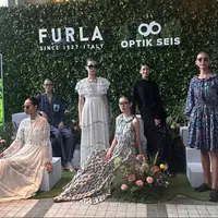 Sambut akhir tahun dengan tampilan terkini ala super model Irina Shayk. Beragam pilihan kacamata hitam dan kacamata baca dari Furla bisa jadi pilihan. Cocok untuk dikenakan dalam beragam tampilan. / Foto dok: Fimela.com.