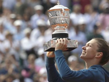 Petenis Rumania, Simona Halep mengangkat trofi Prancis Terbuka 2018 usai kalahkan petesni Amerika, Sloane Stephens di Roland Garros stadium, Paris, Prancis, (9/6/2018). Simona menang 3-6, 6-4, 6-1. (AP/Alessandra Tarantino)