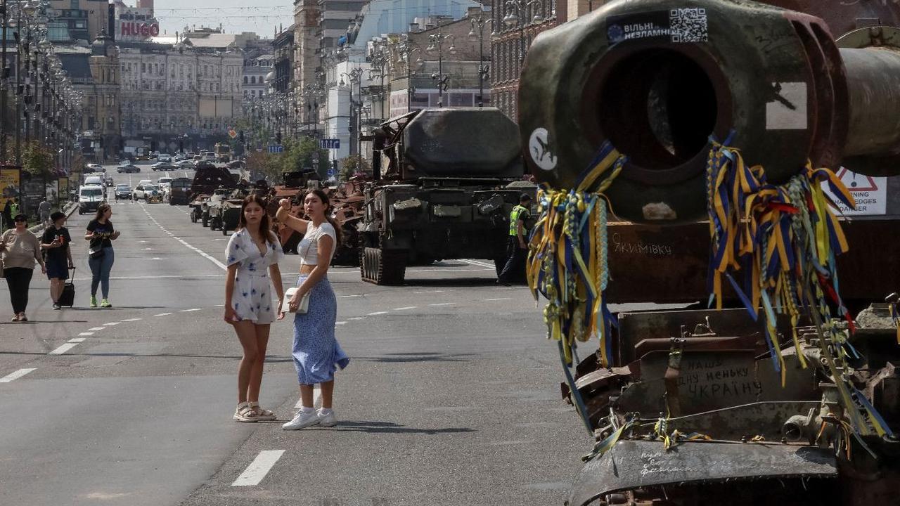 Orang-orang pun terlihat dengan bebas berjalan sambil melihat-lihat kondisi tank-tank Rusia yang hancur serta kendaraan militer lainnya yang juga ikut dipamerkan.