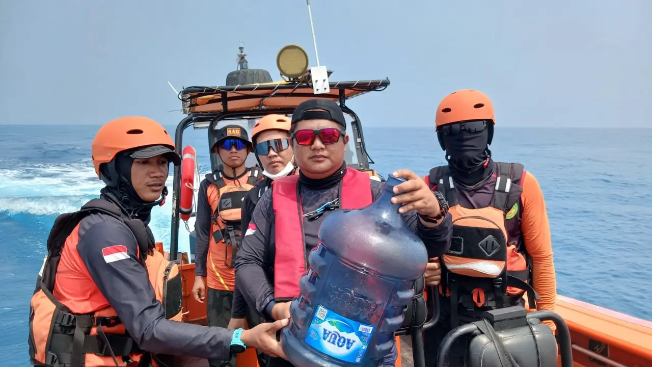 Kapal Rigid Inflatable Boat (RIB) 02 Bakauheni, Lampung Selatan yang dipimpin Rezie Kuswara Nunyai mencari rombongan jurnalis hilang kontak