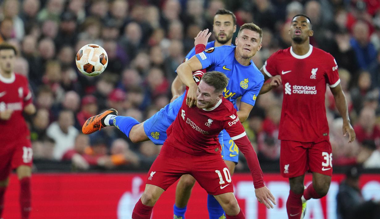 Pemain Liverpool, Alexis Mac Allister (tengah kiri) berebut bola dengan pemain Union Saint-Gilloise, Alessio Castro-Montes pada laga Grup E Liga Europa 2023/2024 di Anfield, Liverpool, Inggris, Jumat (6/10/2023) dini hari WIB. (AP Photo/Jon Super)