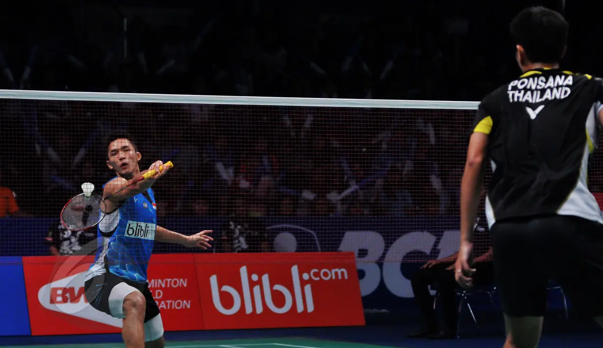 Pebulutangkis Indonesia, Jonatan Christie mengembalikan kok ke pebulutangkis Boonsak Ponsana di BCA Indonesia Open Superseries Premier 2015 di Gelora Bung Karno, Jakarta, Selasa (2/6/2015). Jonatan menang 22-20, 21-17. (Liputan6.com/Andrian M Tunay)