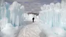 Seorang pekerja berjalan diantara dinding saat pembuatan Istana Es di Midway, Utah (27/12). Nantinya pengunjung akan dapat menikmati Istana Es yang terdiri dari labirin, ngarai atau lembah, terowongan dan air mancur. (AP/Rick Bowmer)