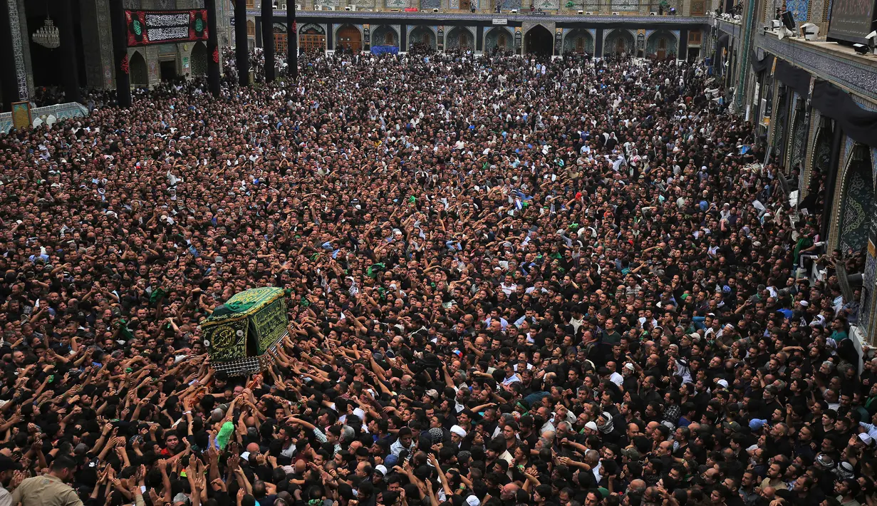 Ribuan umat Syiah Irak berkumpul di makam Imam Musa al-Kadhim di Kadhimiya, Irak (12/4). Musa al-Kadhim merupakan Imam ke-7 dalam tradisi Islam Syiah Dua Belas Imam. (AFP Photo/Ahmad Al-Rubaye)