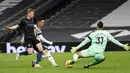 Gelandang Tottenham Hotspur, Giovani Lo Celso (tengah), mencetak gol kedua Tottenham ke gawang Manchester City dalam laga lanjutan Liga Inggris pekan ke-9 di Tottenham Hotspur Stadium, London, Minggu (22/11/2020) dini hari WIB. Tottenham menang 2-0 atas City. (AFP/Kirsty Wigglesworth/Pool)