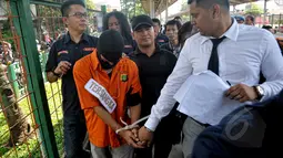 Prio Santoso (24) tersangka pembunuh Deudeuh Alfisyahrin di bawa petugas untuk melakukan rekonstruksi kejahatan di Tebet, Jakarta (6/5/2015). Tersangka melakukan 21 adegan, dari mulai pertama tiba di lokasi hingga pembunuhan. (Liputan6.com/Yoppy Renato)