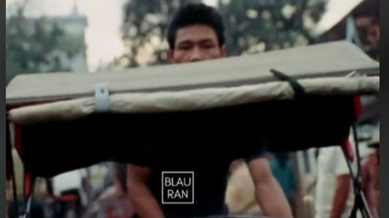 Terlihat becak, oplet kendaraan umum khas Jakarta dan sepeda yang digunakan warganya untuk bepergian.