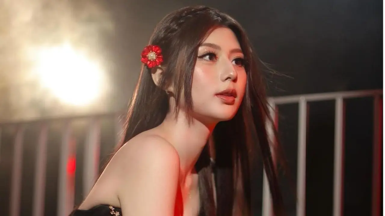 Potret cantik Lydia Onic dengan rambut terurai (credit: instagram/lydiaaas__)
