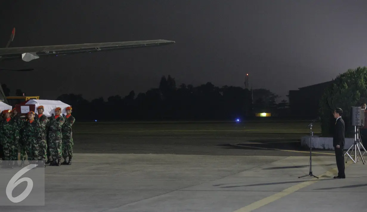 Suasana upacara penerimaan jenazah korban jatuhnya pesawat Hercules C-130, di Lanud Halim Perdanakusuma, Jakarta, Rabu (1/7/2015). Presiden Jokowi memimpin langsung upacara penerimaan jenazah. (Liputan6.com/Faizal Fanani)