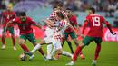 Bek Maroko, Achraf Hakimi berusaha melewati gelandang Kroasia, Luka Modric selama pertandingan playoff perebutan peringkat ketiga Piala Dunia 2022 di Khalifa International Stadium di Doha, Qatar, Sabtu (17/12/2022). Kroasia meraih juara ketiga Piala Dunia 2022 usai menang 2-1 atas Maroko. (AP Photo/Hassan Ammar)