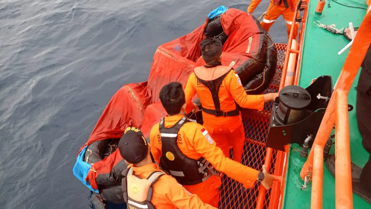 Upaya pencarian kapal Kapal LCT Bora V yang hilang kontak diperairan Tagulandang, Kabupaten Kepulauan Sitaro, Minggu (21/1/2024).