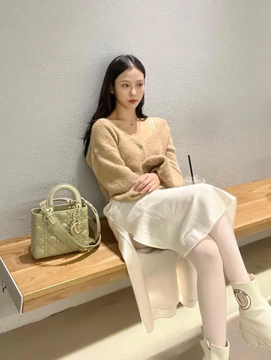 Go Minsi tampil dengan outfit dan tas Dior bernuansa earth tone. Go Minsi memadukan penampilan kasualnya yang cantik dengan Medium Lady Dior Bagi in Sage Green. Foto: Document/Dior.