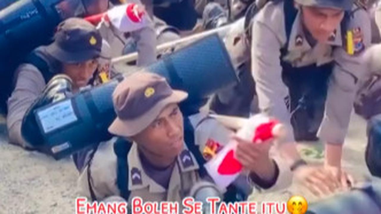 Merayap bersama rekan seperjuangan, sosoknya lantas diminta menghadap ke komandan.
