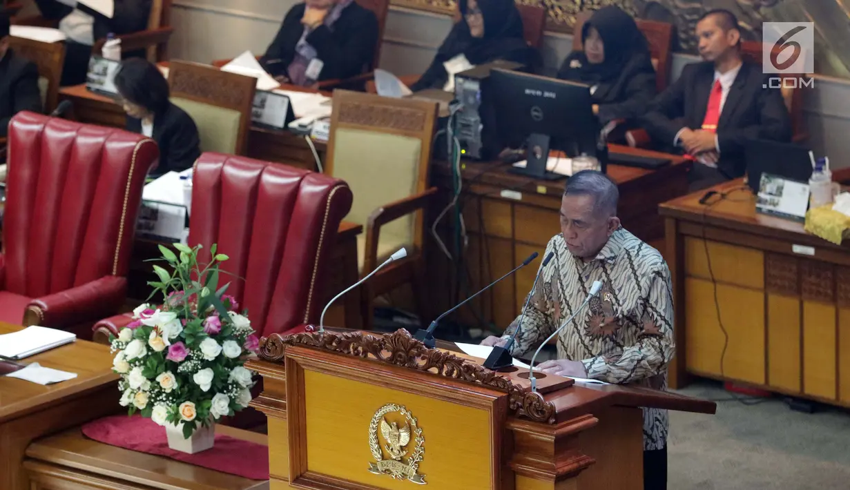 Menhan, Ryamizard Ryacudu membacakan pandangan pemerintah terkait RUU Pengelolaan Sumber Daya Nasional (PSDN) untuk Pertahanan Negara dihadapan paripurna ke-11 DPR RI tahun sidang 2019-2020 di Kompleks Parlemen, Jakarta, Kamis (26/9/2019). (Liputan6.com/Helmi Fithriansyah)