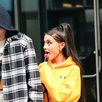 Bagikan diberi lem, Ariana Grande enggan berpisah bahkan melepaskan tangan Pete Davidson ketika mereka berkencan. (GothamGC Images/USMagazine)
