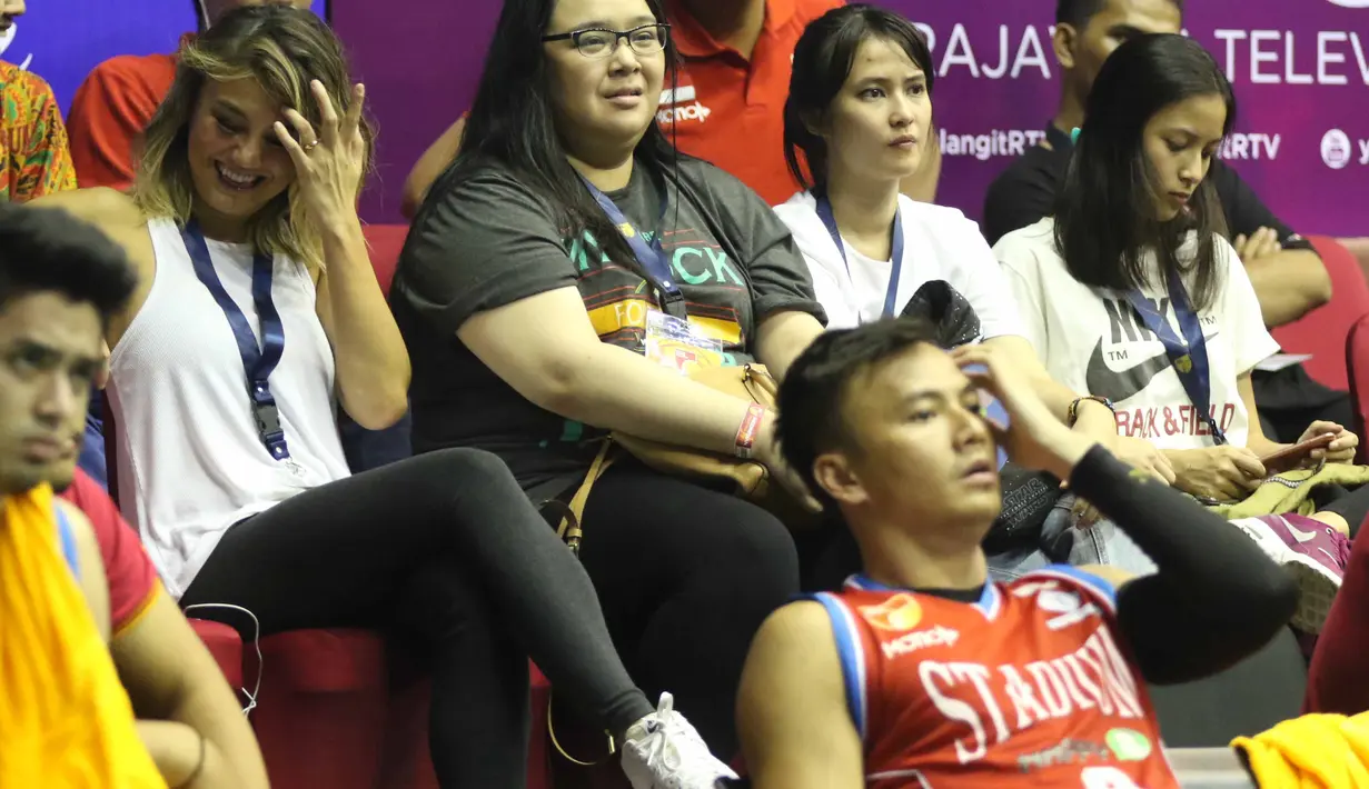 Agnes Monica dan kekasihnya, Wijaya  kompak mengusap rambut sebelum laga IBL antara Stadium Jakarta vs CLS Knight di Hall A Senayan, Jakarta, Rabu (13/1/2016). (Bola.com/NIcklas Hanoatubun)