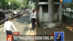 Petugas Suku Dinas Perhubungan Jakarta Barat yang mendatangi lokasi langsung melakukan pengecekan tiang jembatan.
