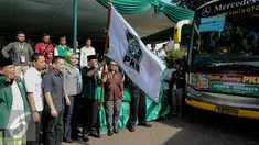 Sekjen DPP PKB Abdul Kadir Karding melepas pemudik gratis di halaman Tugu Proklamasi, Jakarta, Selasa (13/7/2015). 30 bus dipersiapkan untuk membawa 1.500 pemudik dengan tujuan kota-kota besar di Jawa Tengah dan Jawa Timur. (Liputan6.com/Faizal Fanani)