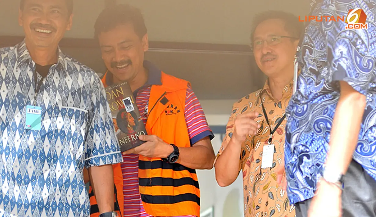 Andi Mallarangeng tampak tertawa setelah mendapat sebuah buku dari adiknya. (Liputan6.com/ Abdul Aziz Prastowo)