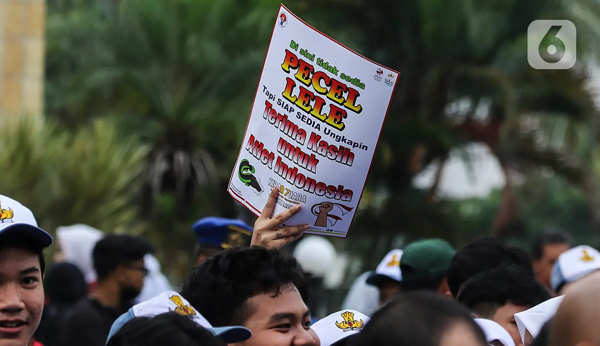 Sejumlah anak sekolah juga turut menunggu kedatangan arak-arakan atlet SEA Games. (Liputan6.com/Johan Tallo)