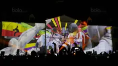 Warga menyaksikan video mapping pada acara Asian Games Sport Festival di Taman Fatahilah, Jakarta, Sabtu (9/12/2017). Acara tersebut bertujuan untuk mempromosikan Asian Games 2018. (Bola.com/M Iqbal Ichsan)
